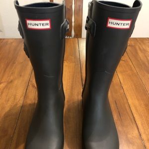 Hunter boots, charcoal grey with adjustable straps